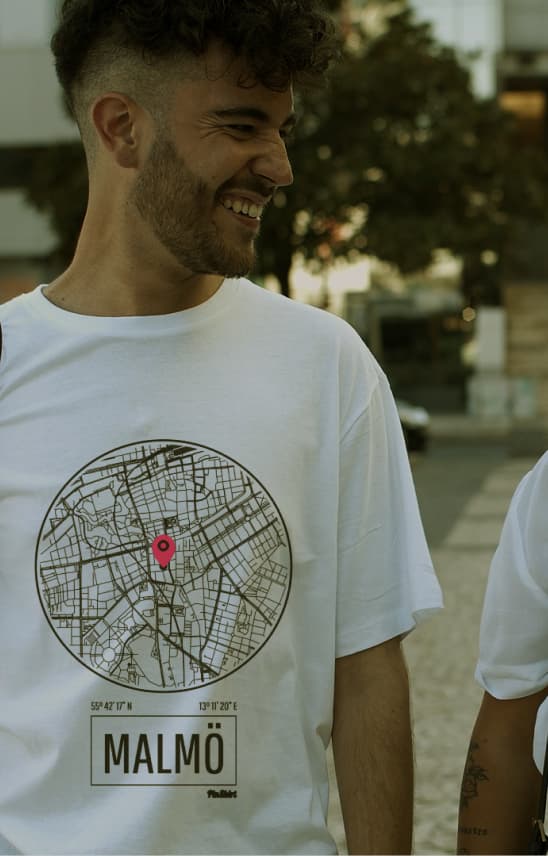 Två personer med PinShirt-tröja