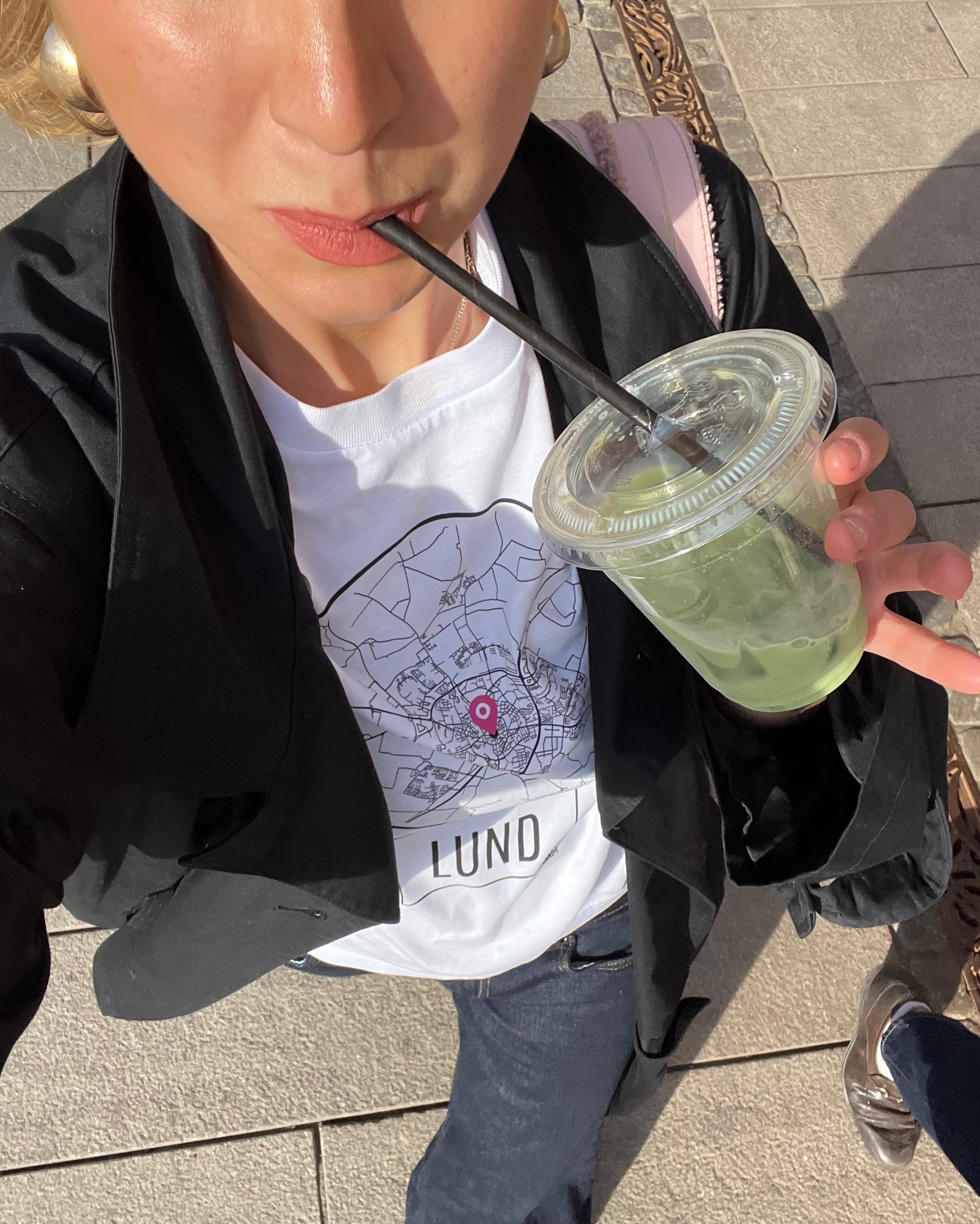 Person med PinShirt-tröja på promenad